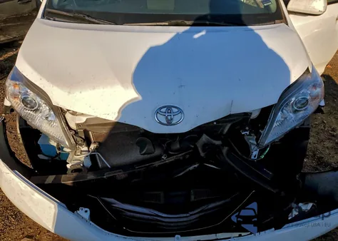 2011 Toyota Sienna Xle z USA, uszkodzony, nr VIN 5TDDK3DC8BS010342